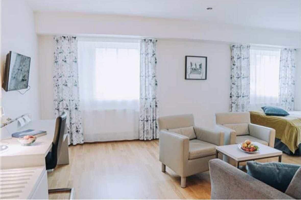 Junior Studio Suite | Desk, laptop workspace, WiFi (free), bed sheets