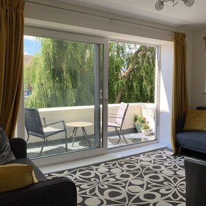 公寓 | 客厅 | 40-英寸纯平电视 (配备数码频道)、电视