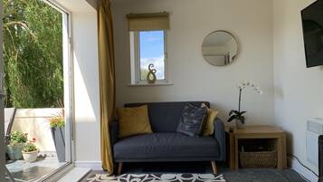 Apartment | Living room | 40-inch flat-screen TV with digital channels, TV