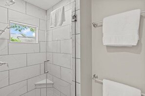 Bañera con ducha, artículos de tocador ecológicos, secador de pelo