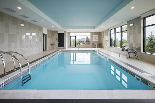 Indoor pool, sun loungers