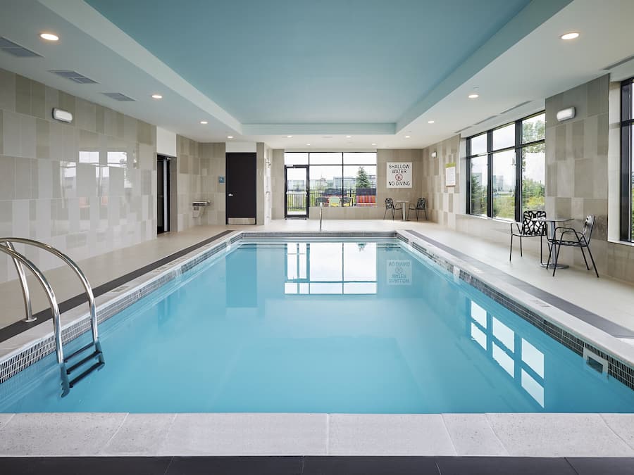 Piscine couverte, chaises longues