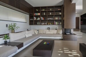 تلفزيون، مدفأة، مشغل دي في دي