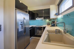 ثلاجة، ميكروويف، فرن، غسالة أطباق