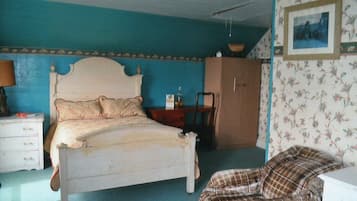 5 bedrooms, desk, iron/ironing board, bed sheets