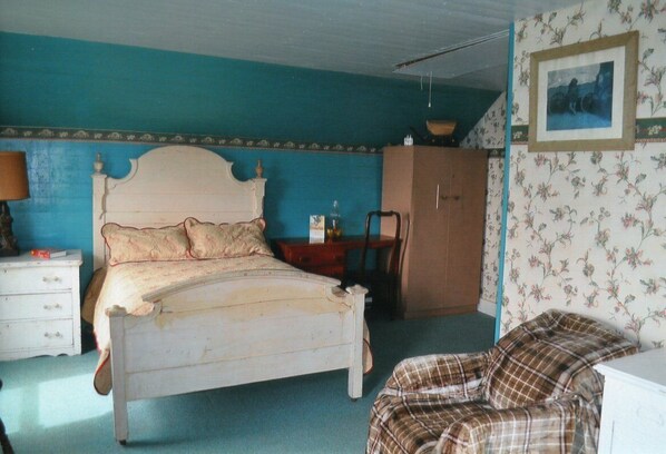 5 bedrooms, desk, iron/ironing board, bed sheets