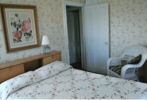 5 bedrooms, desk, iron/ironing board, bed sheets