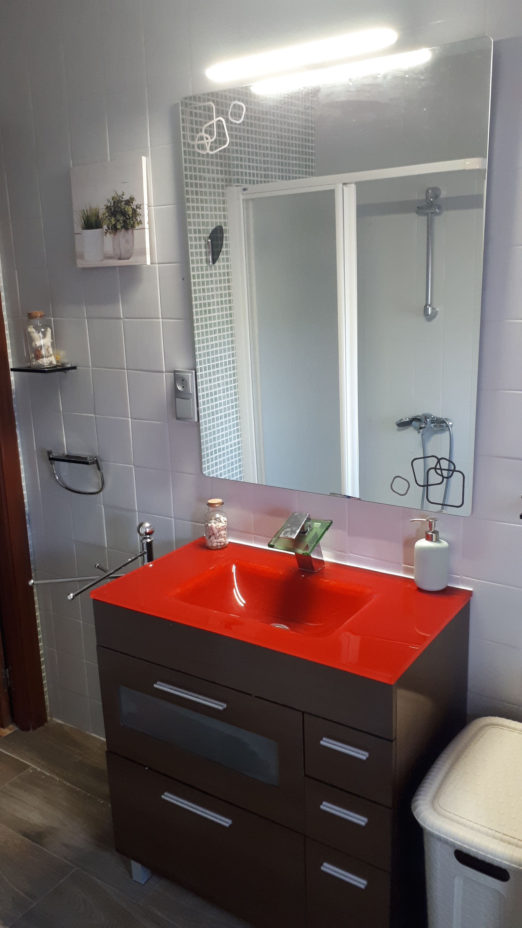 Douche, sèche-cheveux, serviettes fournies, savon