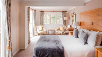 Escritorio, tabla de planchar con plancha, wifi gratis y ropa de cama