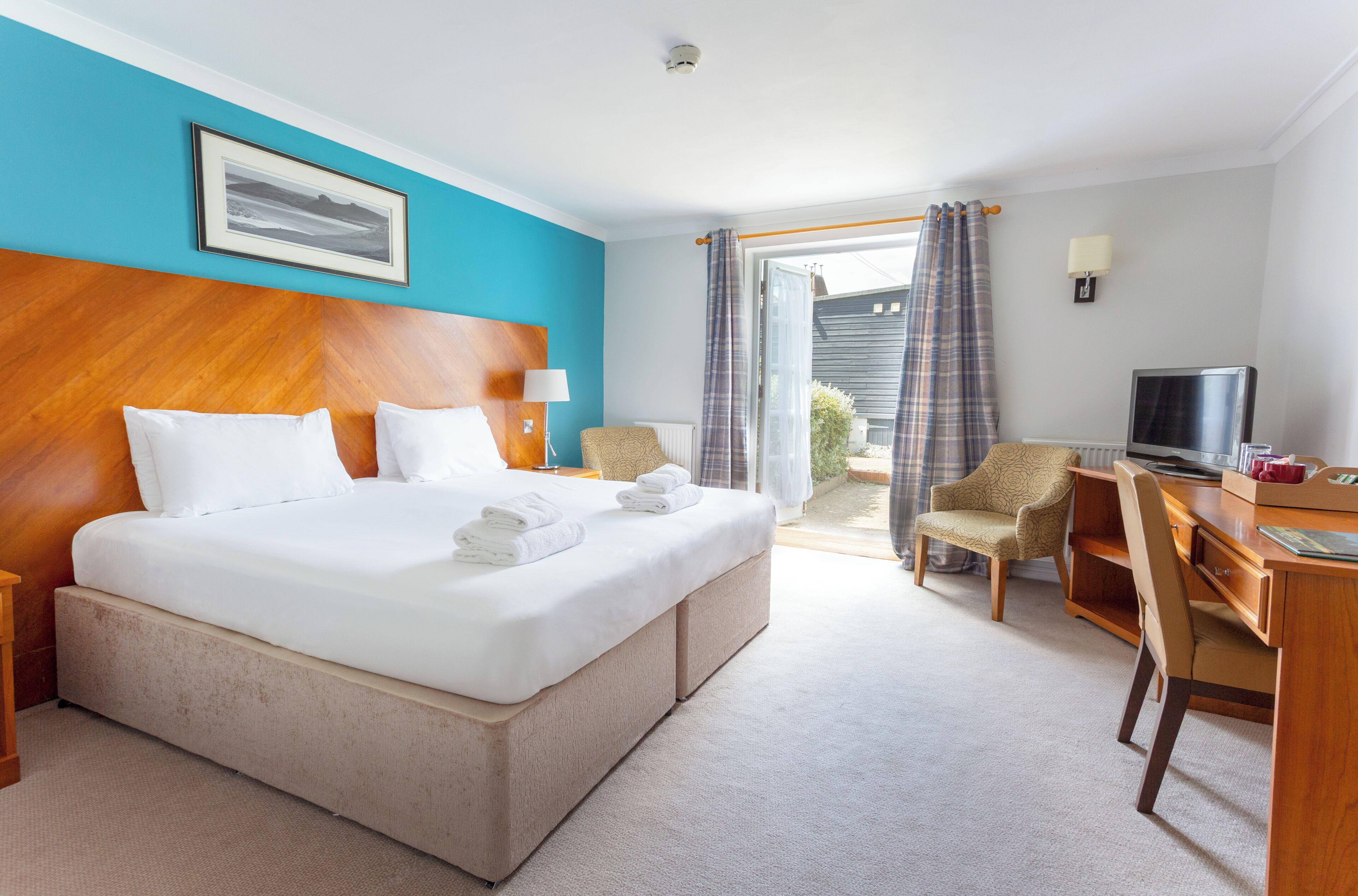 Club Double or Twin Room | Desk, iron/ironing board, free WiFi, bed sheets