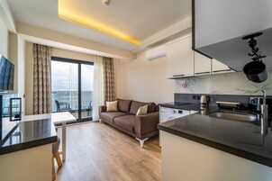 Un apartamento moderno con sala de estar, cocina y balcón.