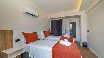 1 bedroom, premium bedding, free minibar, in-room safe
