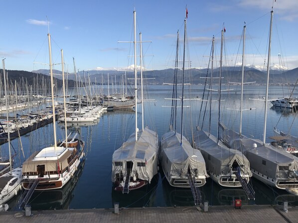 Deluxe suite, 1 slaapkamer, uitzicht op zee | Uitzicht op het water