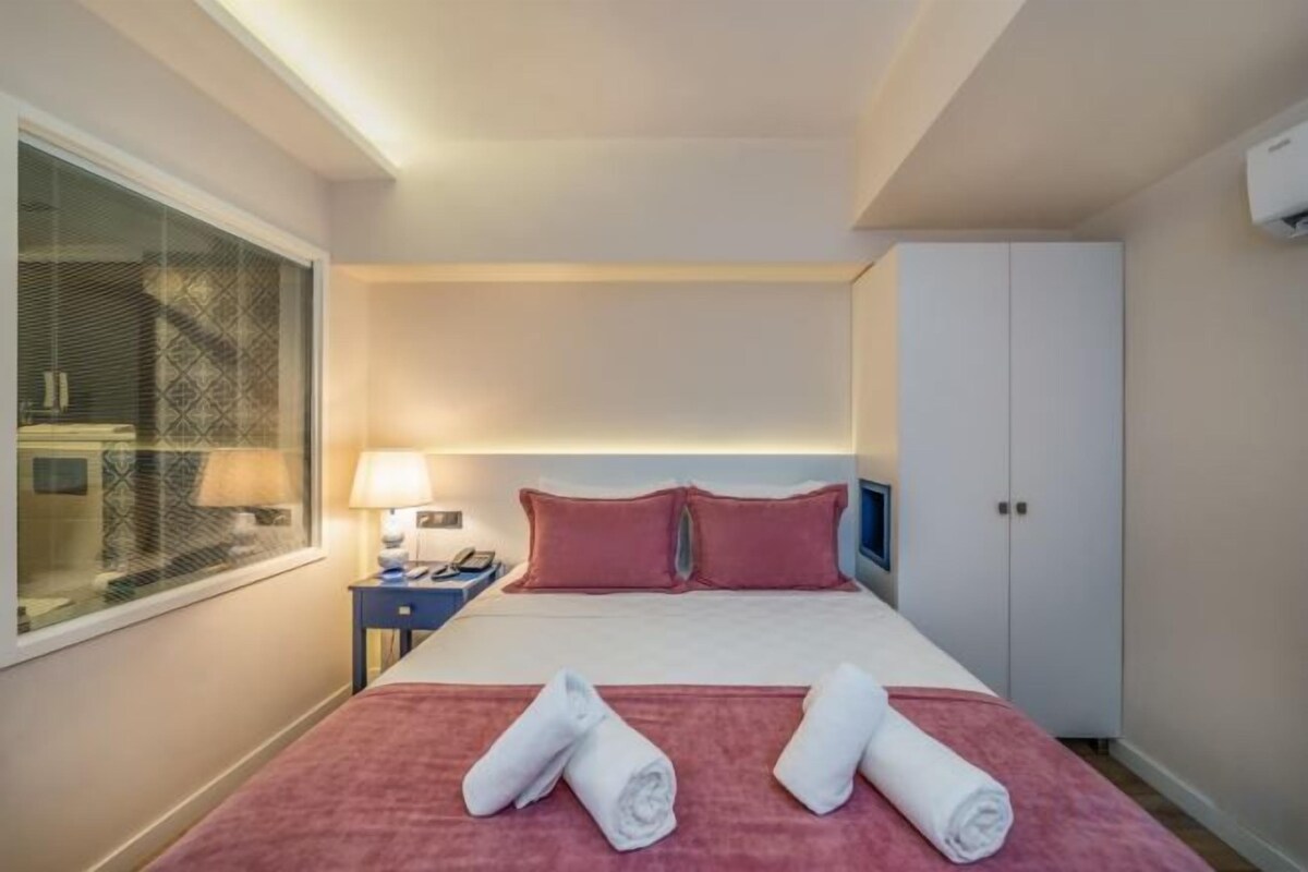 1 bedroom, premium bedding, free minibar, in-room safe