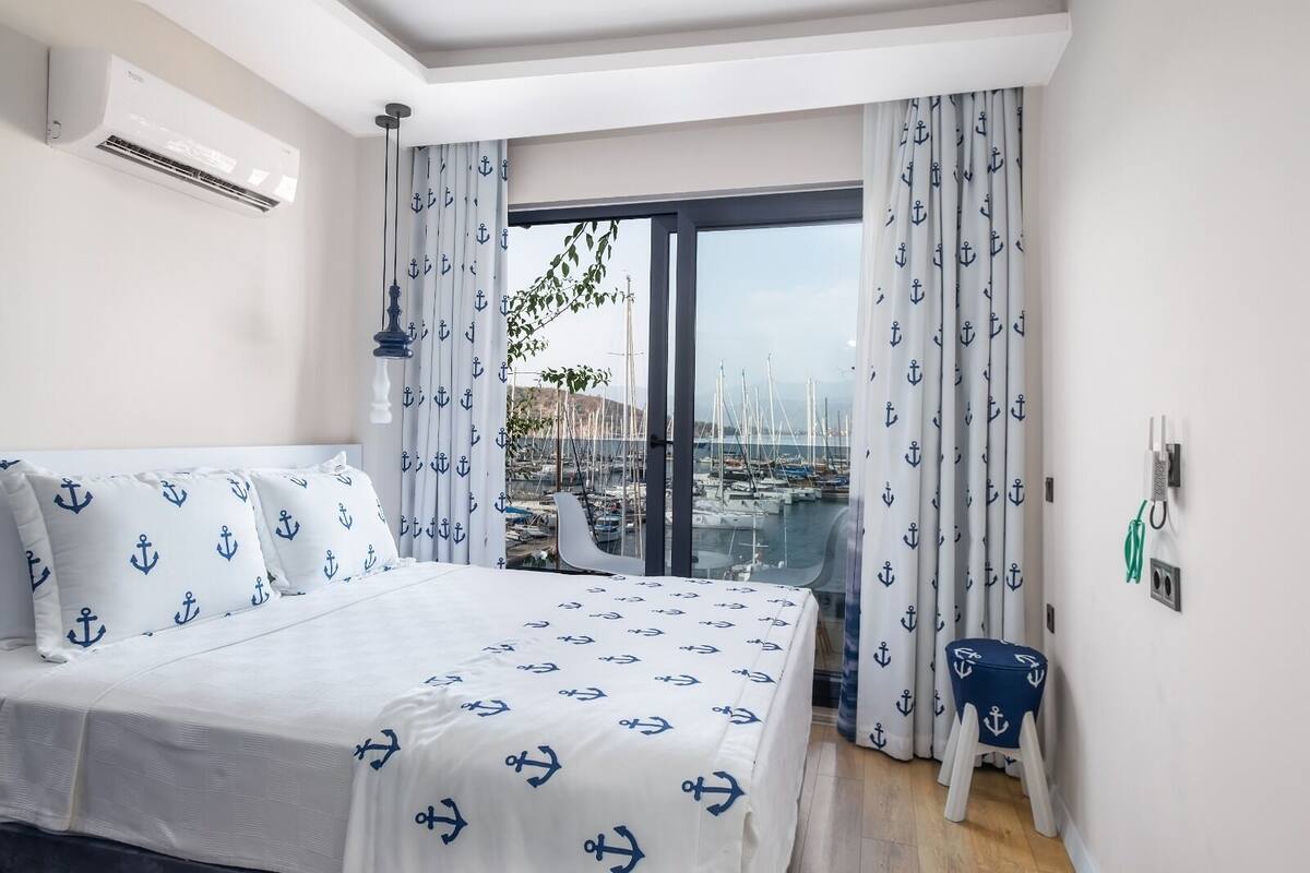 Deluxe Suite, 1 Bedroom, Sea View | 1 bedroom, premium bedding, minibar (free items), in-room safe