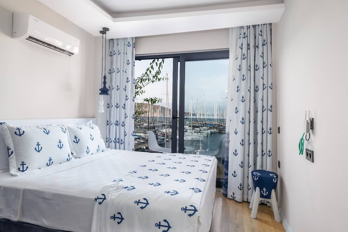 Deluxe Suite, 1 Bedroom, Sea View | 1 bedroom, premium bedding, free minibar, in-room safe