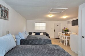 Căn hộ (0 Bedroom) | Khu vực làm việc phù hợp cho laptop, bộ trải giường 