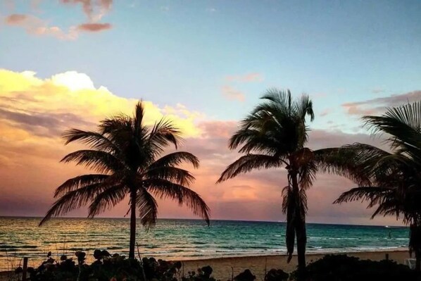 Playa en los alrededores y toallas de playa