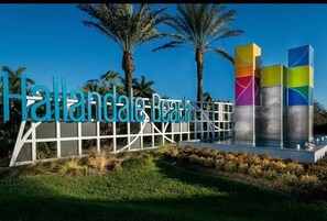 Playa en los alrededores y toallas de playa