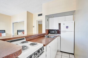 Departamento (1 Bedroom) | Cocina privada | Refrigerador, microondas, horno y tostadora