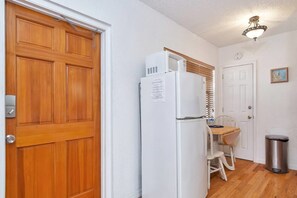 Réfrigérateur, micro-ondes, plaque de cuisson, cafetière/bouilloire