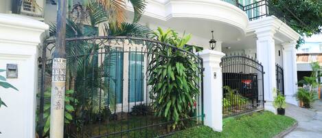 Fachada de la propiedad