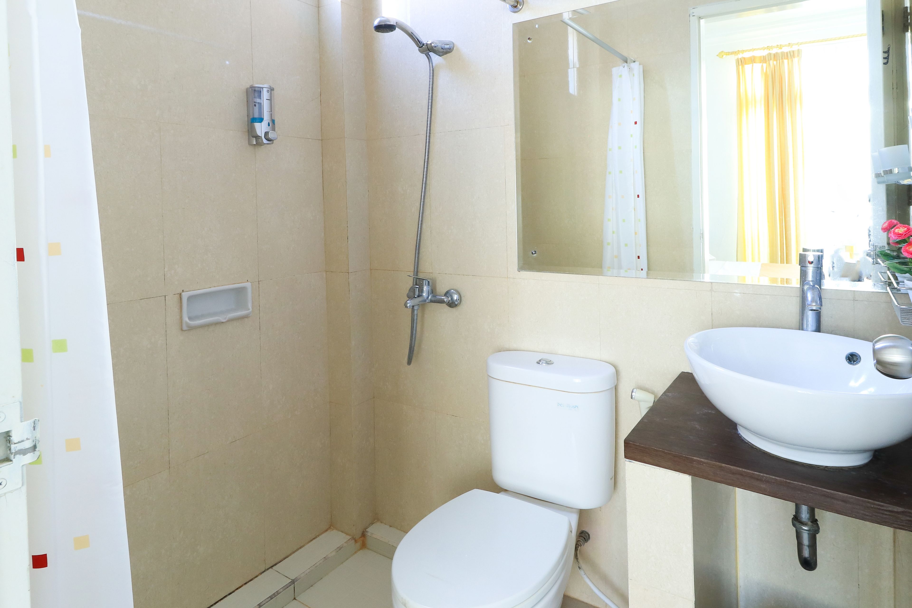 Regadera, bidet, toallas, jabón 