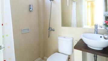 Shower, bidet, towels