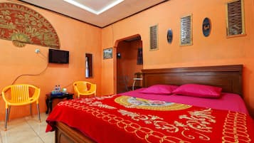 Kamar Deluks | Meja kerja dan seprai linen
