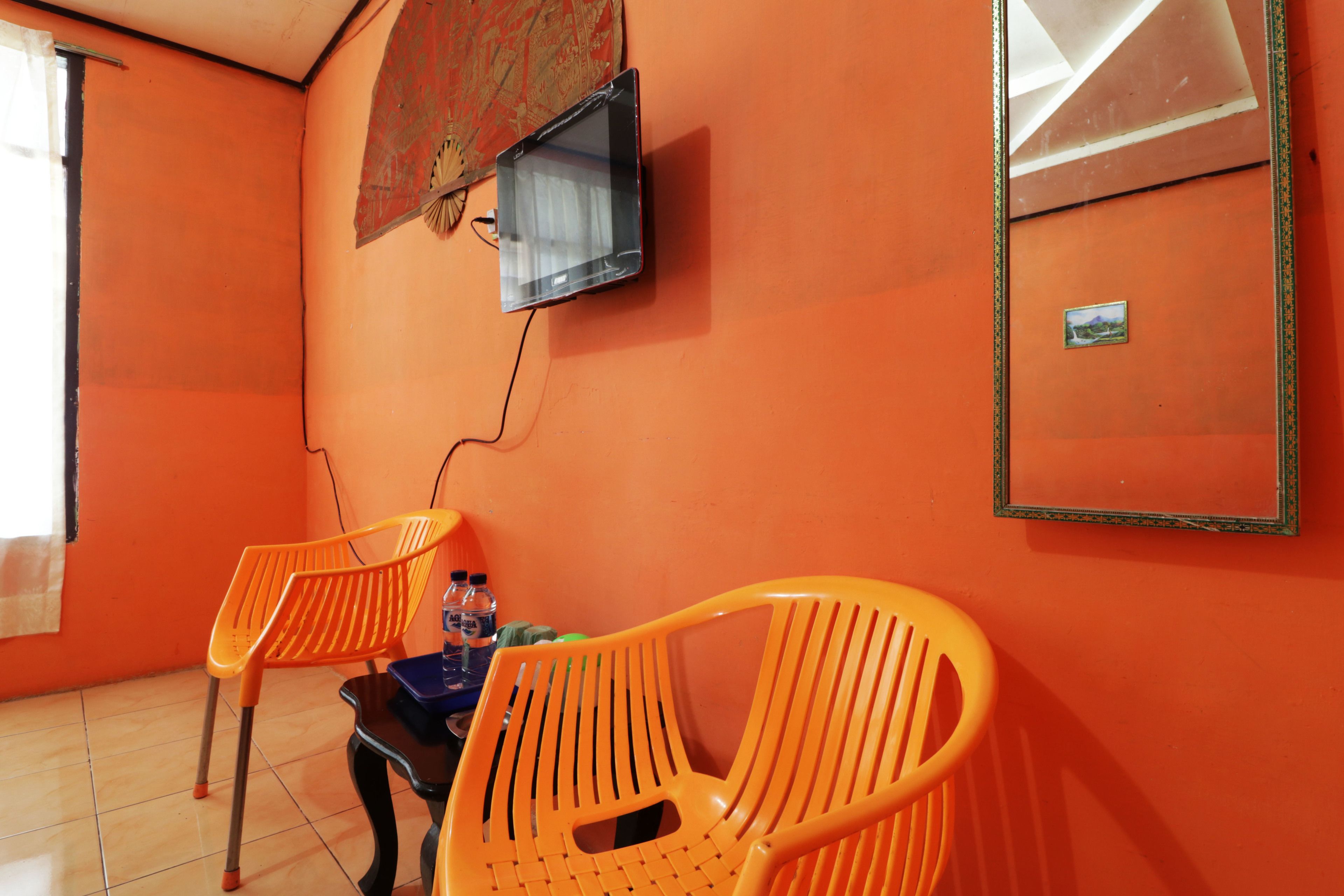 Kamar Deluks | Meja kerja dan seprai linen