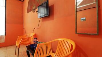 Kamar Deluks | Meja kerja dan seprai linen