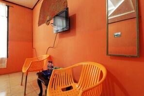 デラックス ルーム | デスク、ベッドシーツ