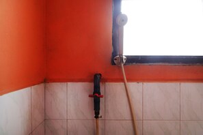 Deluxe kamer | Badkamer | Een douche, handdoeken