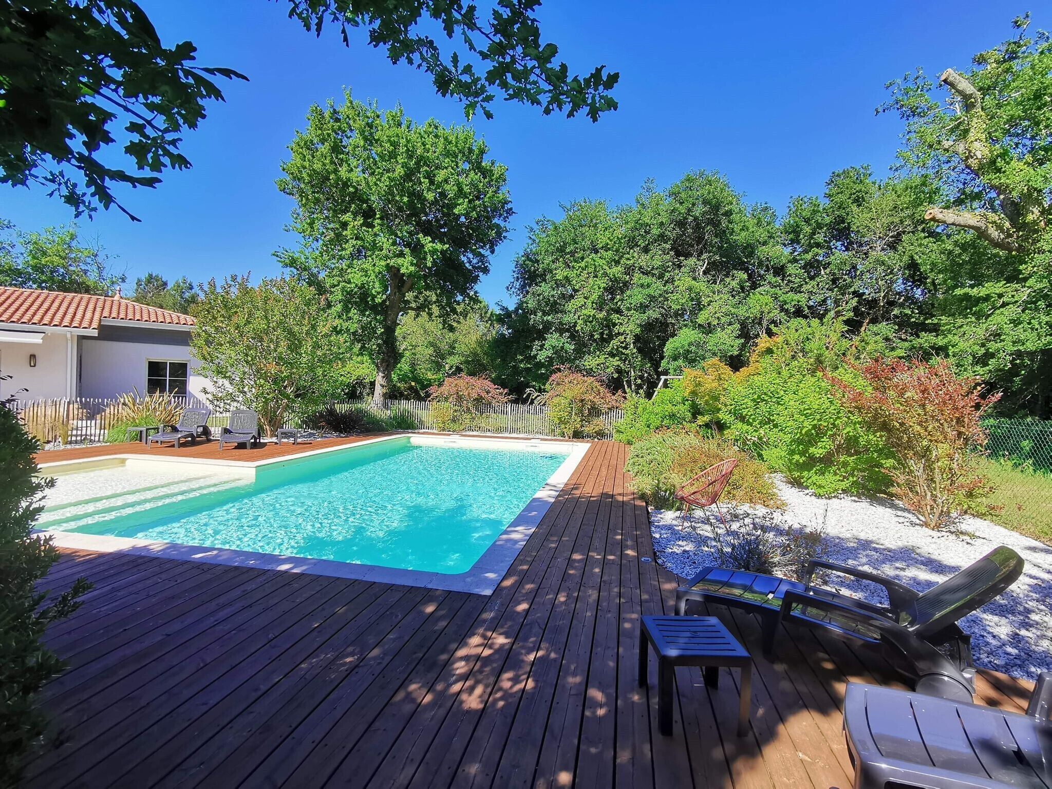 حمّام سباحة خارجي، حمّام سباحة مُدفَّأ