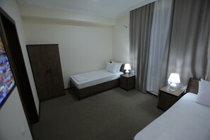 Economy-Zweibettzimmer, Stadtblick | Kostenloses WLAN