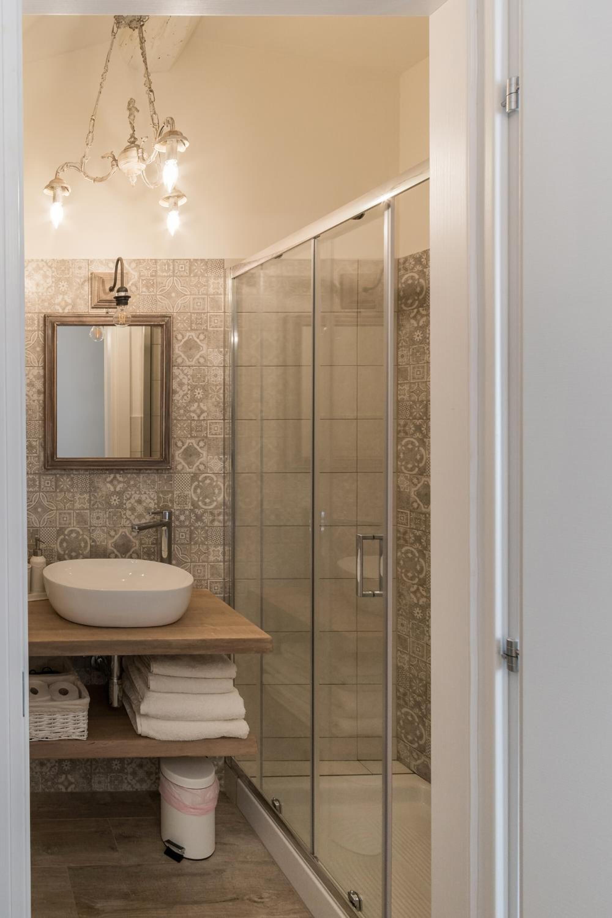 Shower, free toiletries, towels