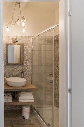 Dusj, toalettartikler (inkludert) og håndklær