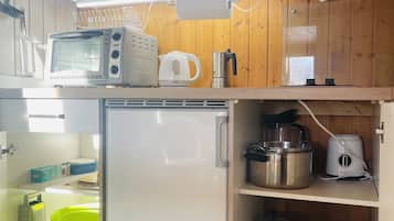 Kühlschrank, Ofen, Herdplatte, Wasserkocher mit Kaffee-/Teezubehör