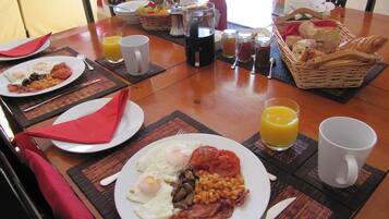 Daily continental breakfast (EUR 8 per person)
