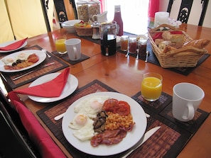 Desayuno continental (EUR 8 por persona)