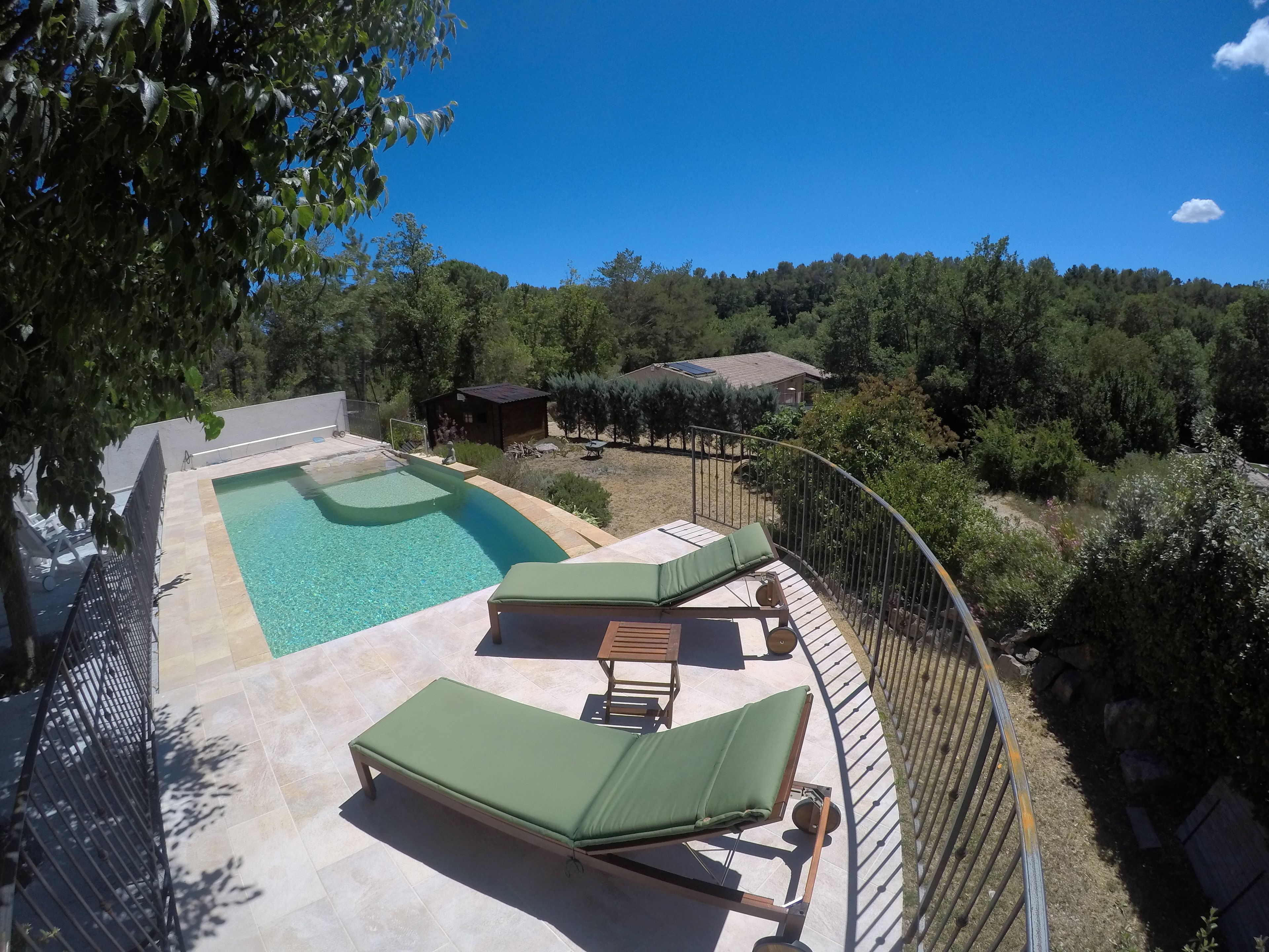 Kolam renang outdoor musiman, dengan payung kolam renang