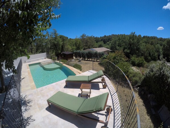 Seasonal outdoor pool, pool umbrellas, pool loungers - Chambres d'hotes au pays de Fayence (Tourrettes)
