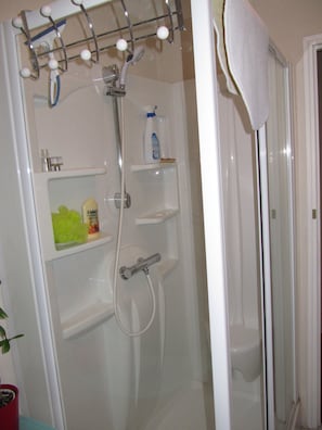 Doppelzimmer (Orange) | Dusche im Bad