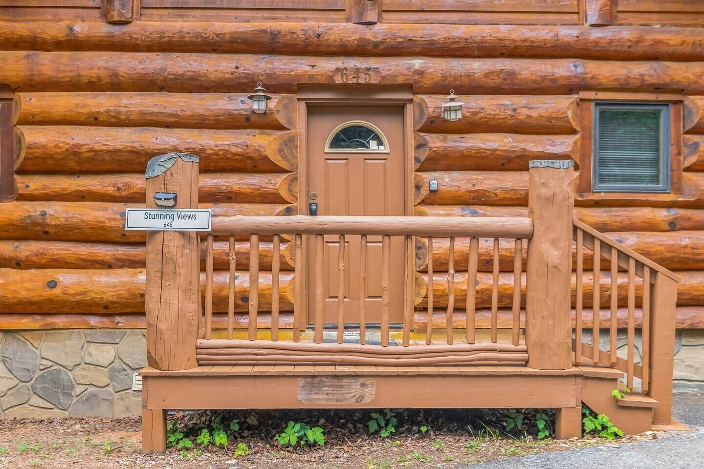 Une cabane en rondins de bois avec une pancarte indiquant : « Vue imprenable, 645 ».