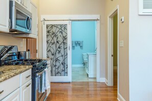 Fridge, microwave, oven, stovetop - Heart of AVL - Twin Downtown Flats + 2 Free Parking (Asheville)