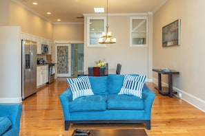 TV - Heart of AVL - Twin Downtown Flats + 2 Free Parking (Asheville)