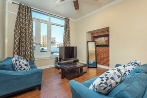 TV - Heart of AVL - Twin Downtown Flats + 2 Free Parking (Asheville)