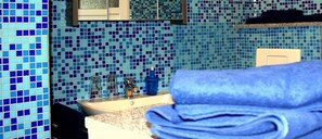 Appartement, patio | Salle de bain