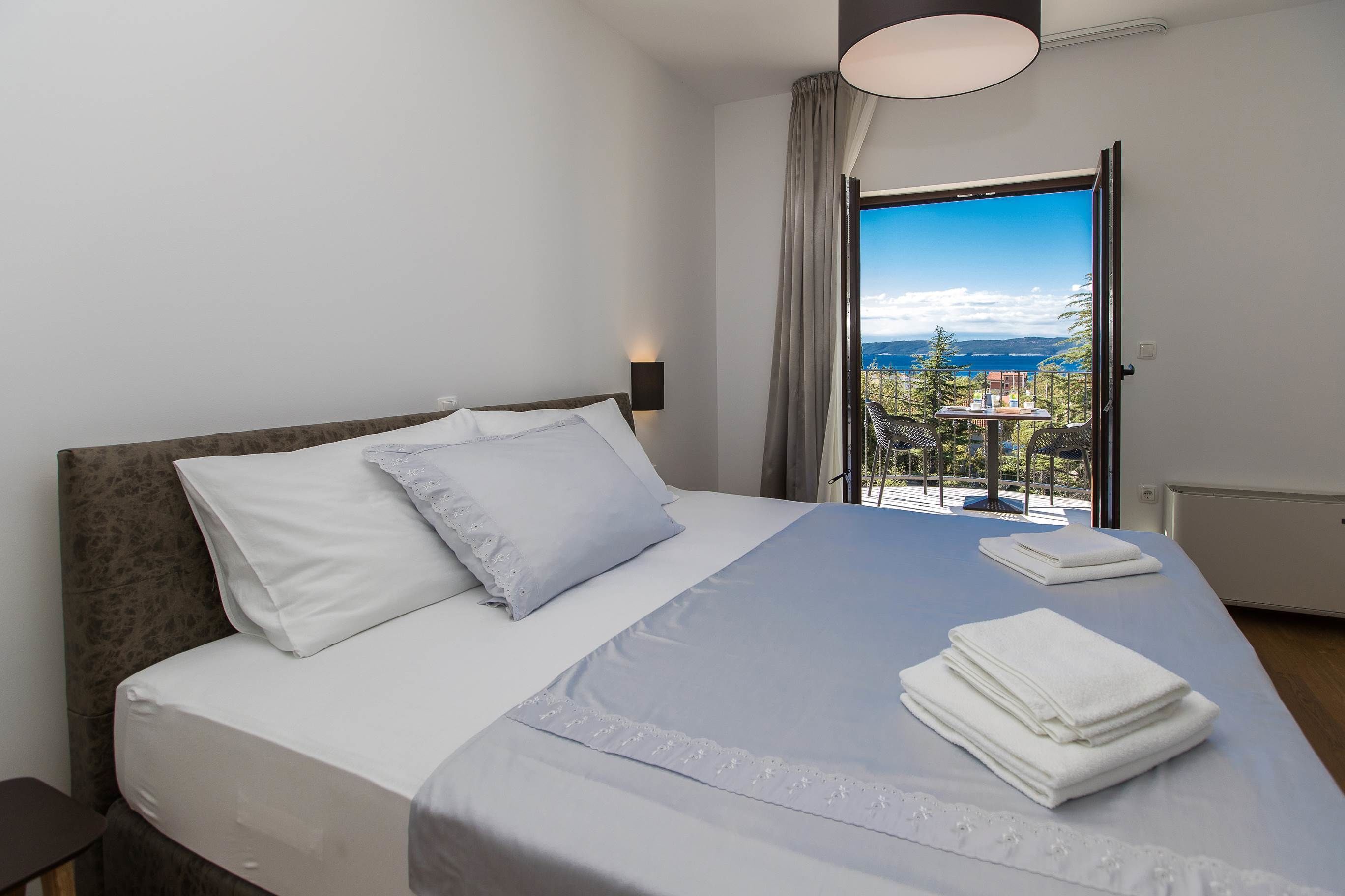 1 habitación, caja de seguridad en la habitación y escritorio 