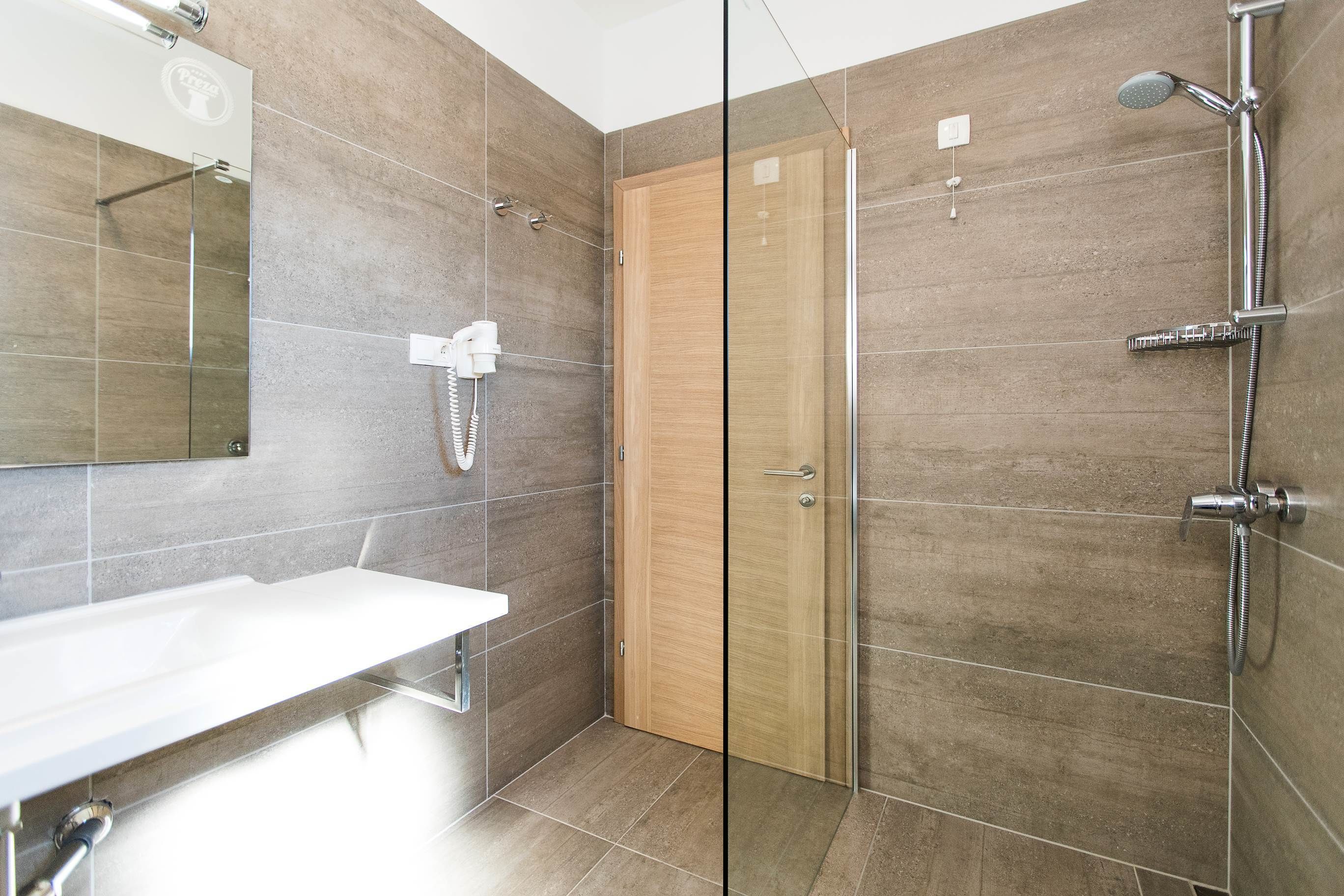 Suite, vista mare | Bagno | Doccia, asciugacapelli, asciugamani, sapone